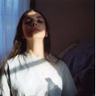女子带宠物狗进餐厅上桌舔盘子